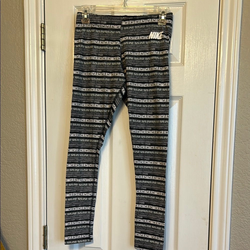 Nike Black and Gray Patterned Leggings